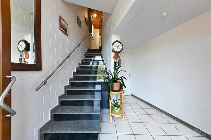 A spacious and characterful house set in green surroundings