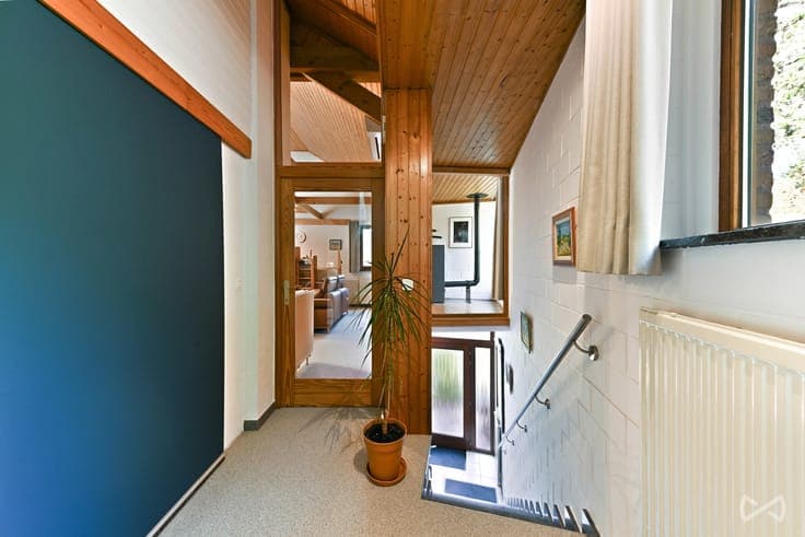 A spacious and characterful house set in green surroundings