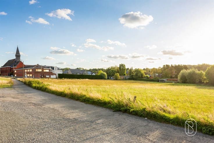 Spacious family home with 3 bedrooms, a yard, and a garage!