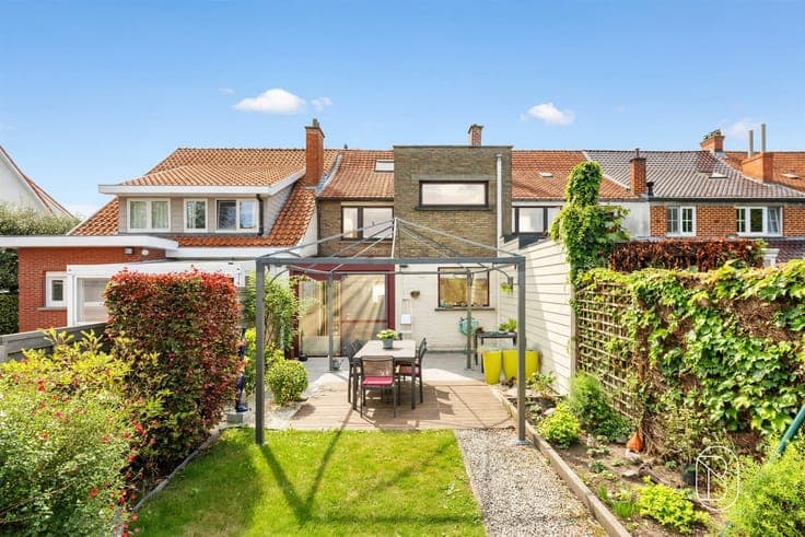 Spacious family home with 3 bedrooms, a yard, and a garage!