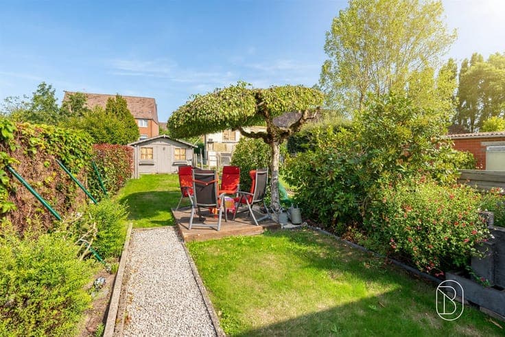 Spacious family home with 3 bedrooms, a yard, and a garage!