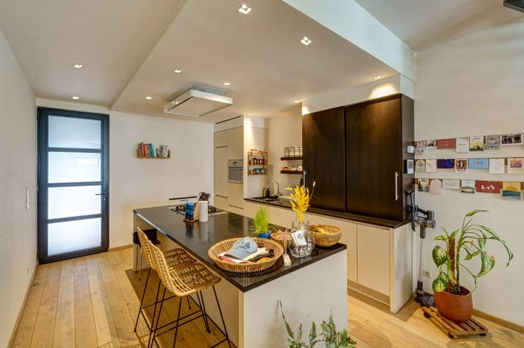 Versatile and unique triplex + duplex near Krugerplein