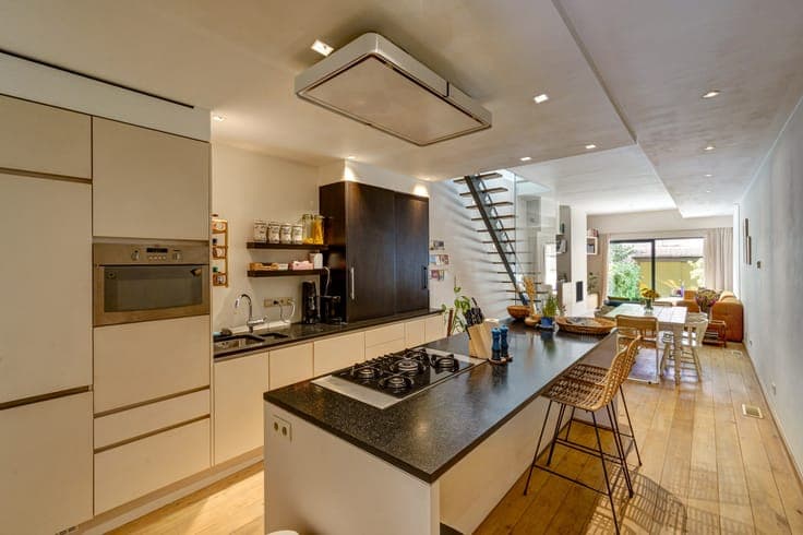 Versatile and unique triplex + duplex near Krugerplein