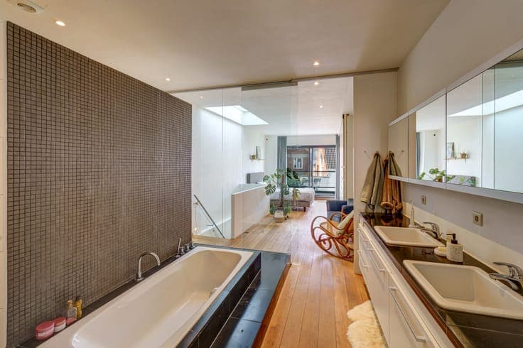 Versatile and unique triplex + duplex near Krugerplein