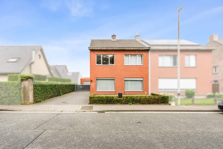 Semi-detached house to renovate in Nieuwkerken