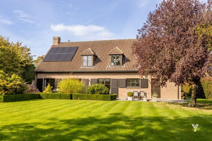 DETACHED HOUSE WITH DOUBLE GARAGE AND GARDEN