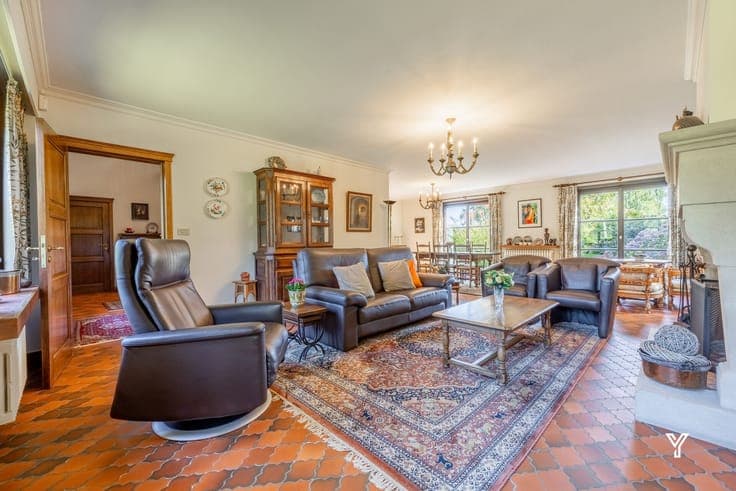 DETACHED HOUSE WITH DOUBLE GARAGE AND GARDEN