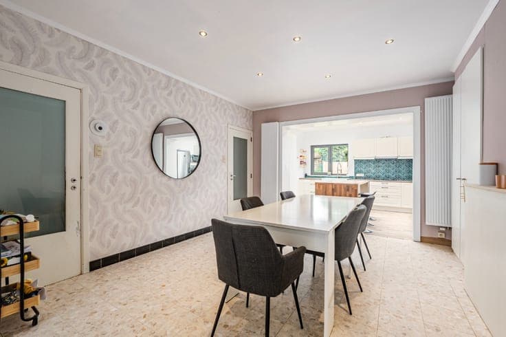 Spacious family home with 5 bedrooms, garage and garden