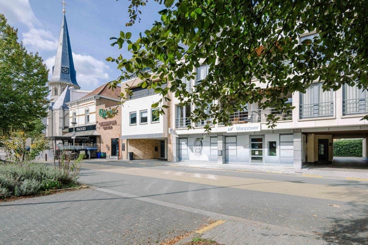 Verhuurde handelsruimte of kantoor in het centrum van Bevere