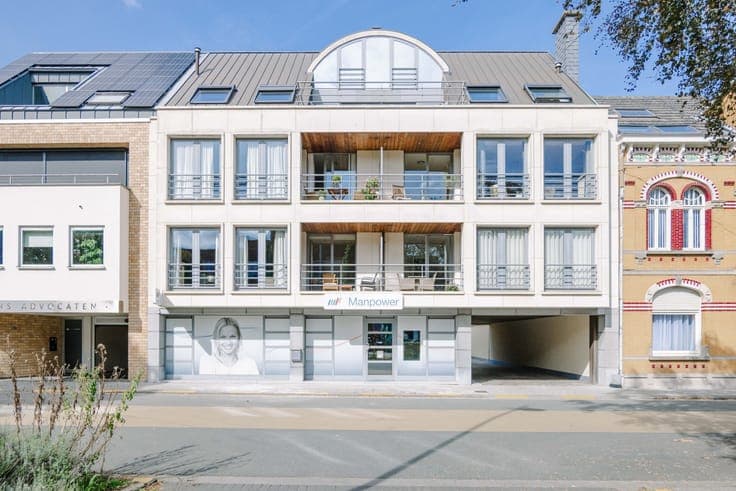 Verhuurde handelsruimte of kantoor in het centrum van Bevere