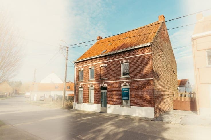 Mooi gelegen GEZINSWONING met charmante tuin én bijgebouwen