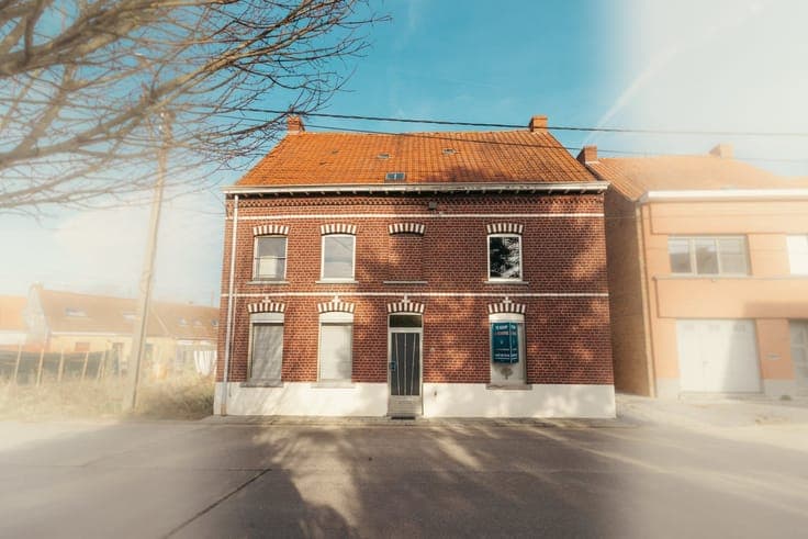 Mooi gelegen GEZINSWONING met charmante tuin én bijgebouwen
