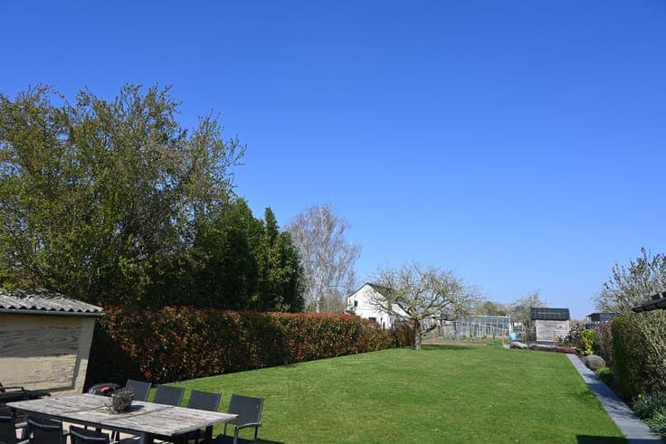 Mooi gelegen GEZINSWONING met charmante tuin én bijgebouwen
