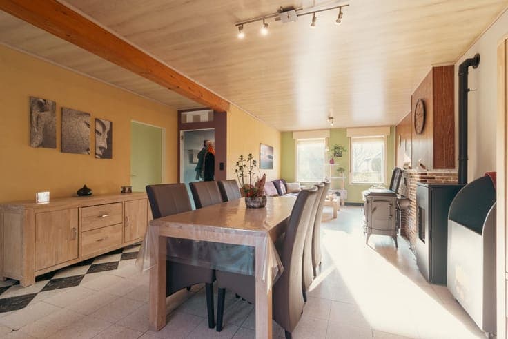 Mooi gelegen GEZINSWONING met charmante tuin én bijgebouwen