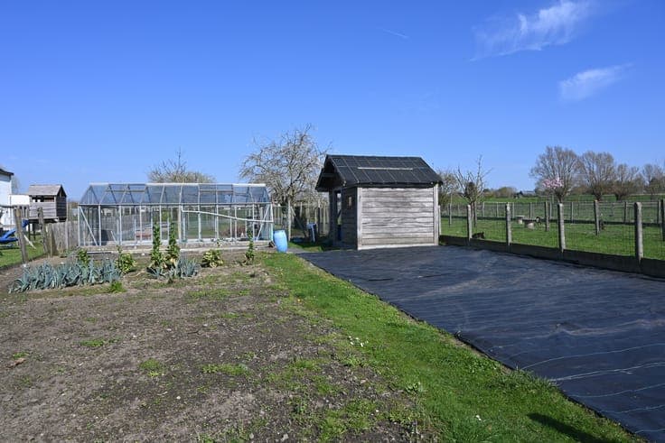 Mooi gelegen GEZINSWONING met charmante tuin én bijgebouwen