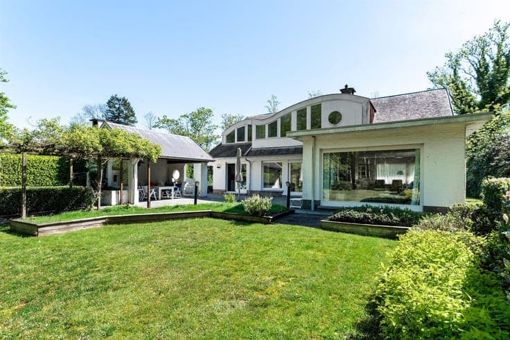 Villa to renovate in highly sought after location