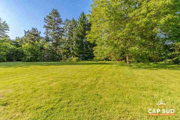 House with Detached Outbuilding on Over 3,000 m² of Land