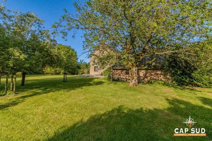 House with Detached Outbuilding on Over 3,000 m² of Land