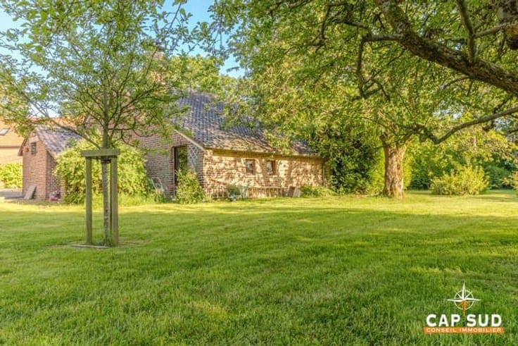 House with Detached Outbuilding on Over 3,000 m² of Land