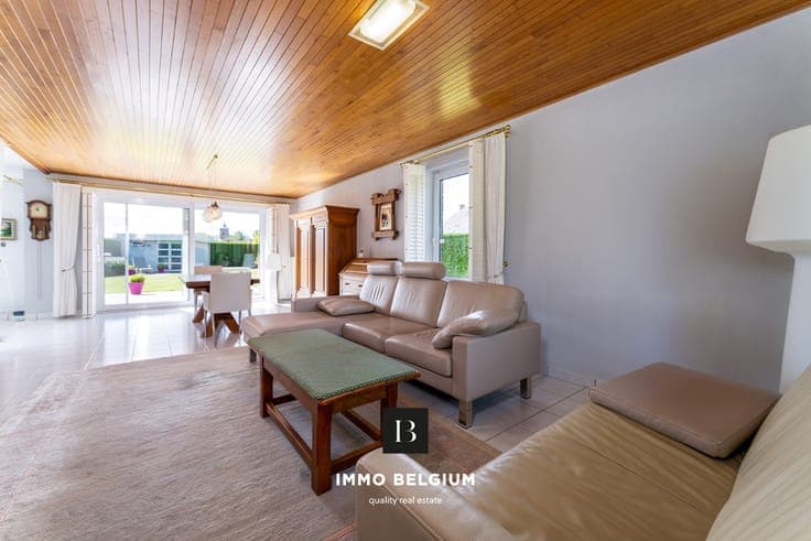 Well-maintained detached villa with spacious garden and E...