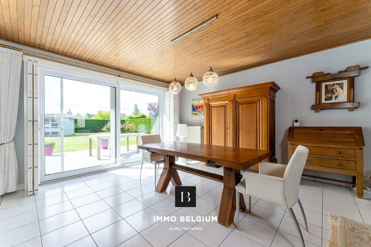 Well-maintained detached villa with spacious garden and E...