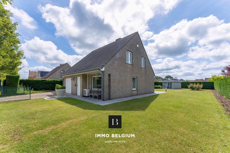 Well-maintained detached villa with spacious garden and E...