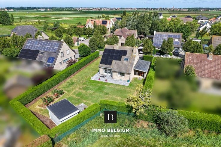Well-maintained detached villa with spacious garden and E...