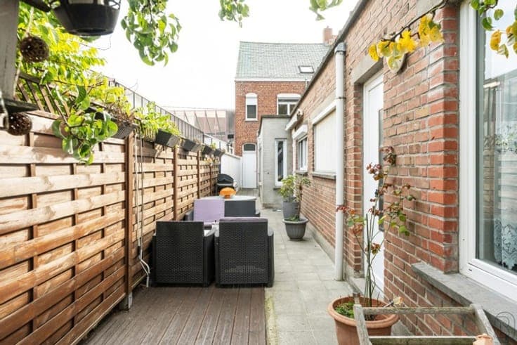 Spacious home with garden and commercial unit