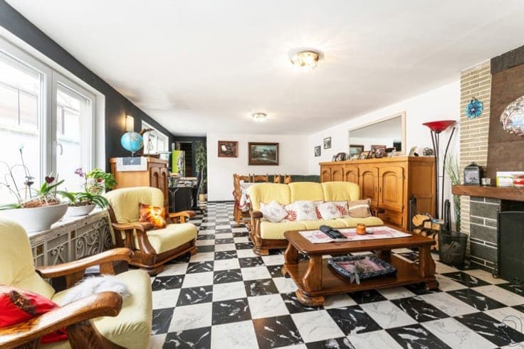 Spacious home with garden and commercial unit