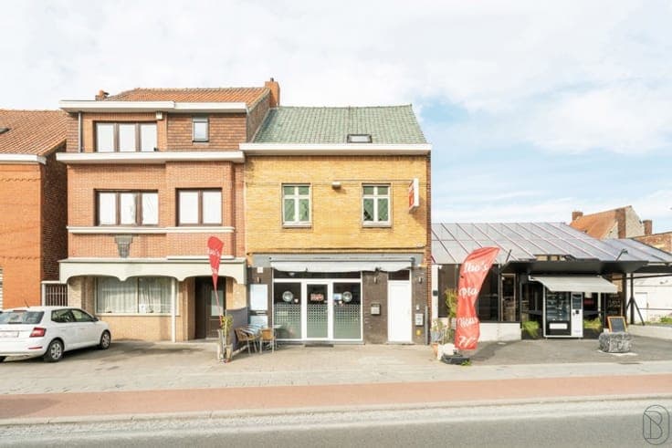 Spacious home with garden and commercial unit