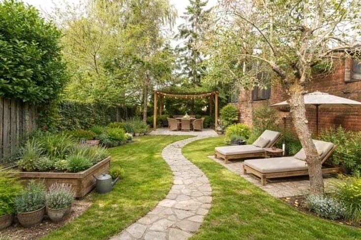 Spacious home with garden and commercial unit
