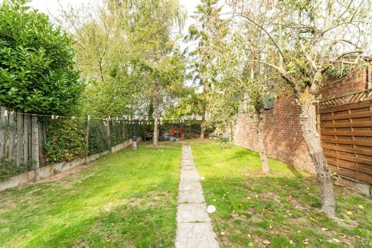 Spacious home with garden and commercial unit