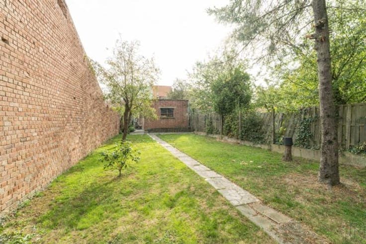 Spacious home with garden and commercial unit