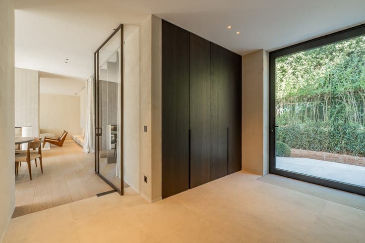 Beautiful new construction villa located in second line o...