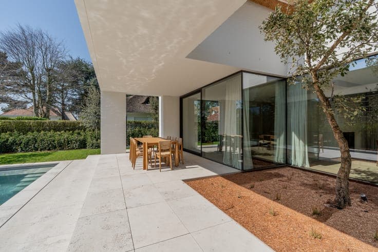 Beautiful new construction villa located in second line o...