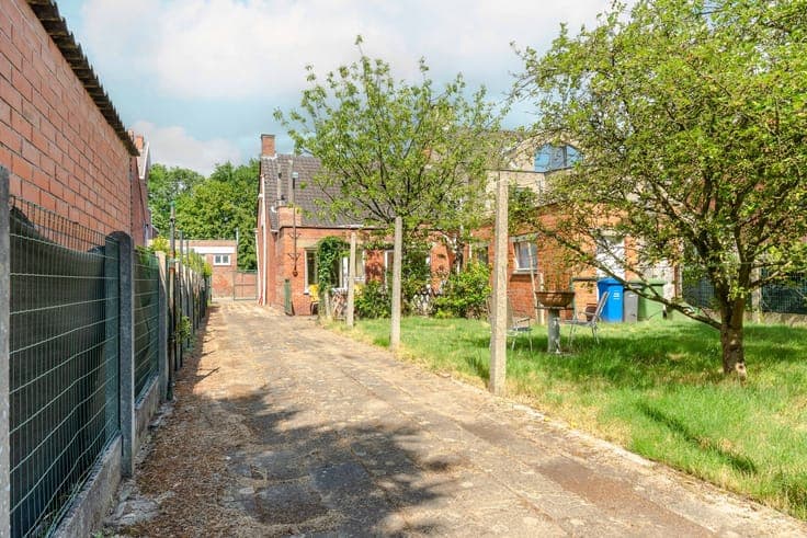 Te renoveren halfopen woning met diepe tuin en dubbele ga...