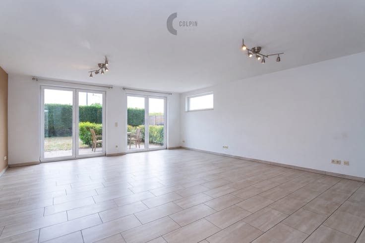 Spacious Semi-Detached Villa in Duinbergen with Sunny Gar...