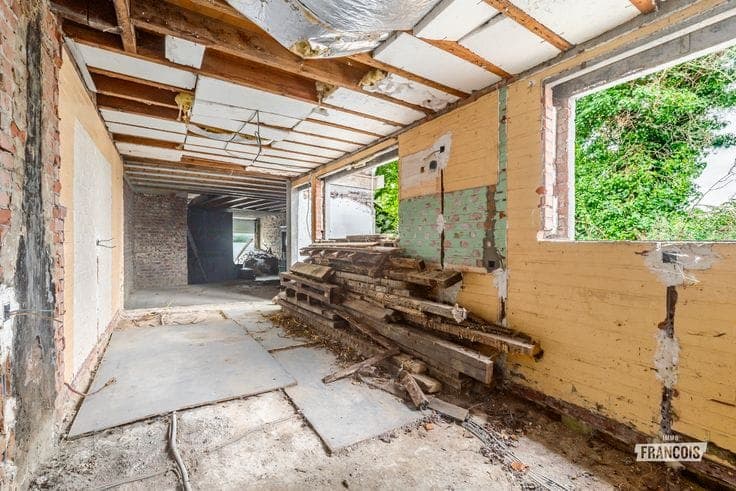 A property in need of renovation with great potential for s…