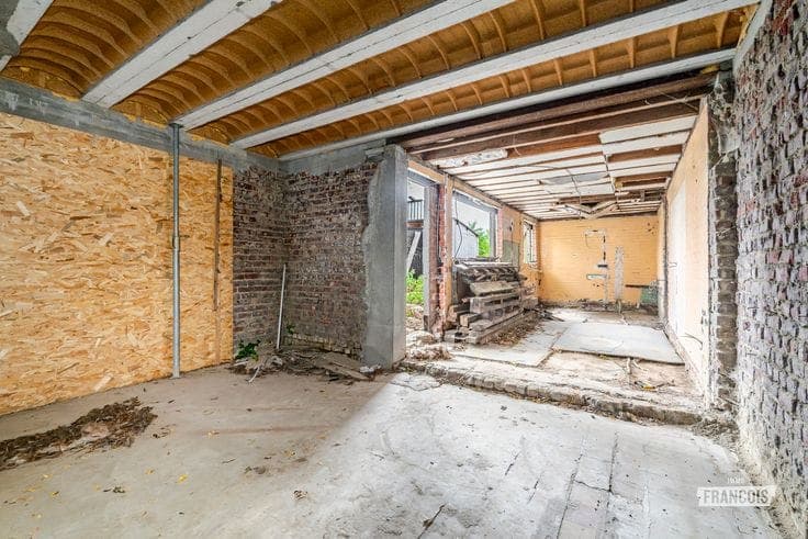 A property in need of renovation with great potential for s…