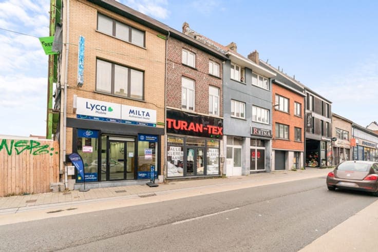 Retail property with residence in prime location in Ghent