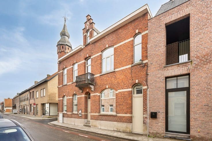 Karaktervol herenhuis in centrum Zwevezele, met 3 (4) gro...