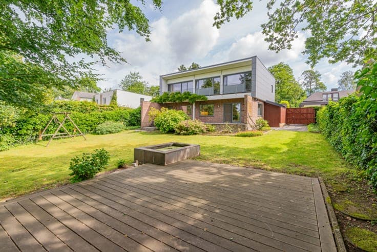 Move-In Ready Villa with Sunny Garden