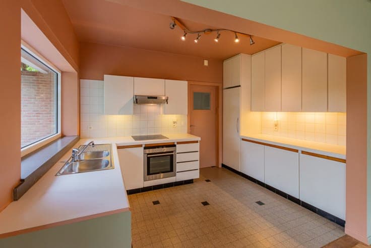 Move-In Ready Villa with Sunny Garden