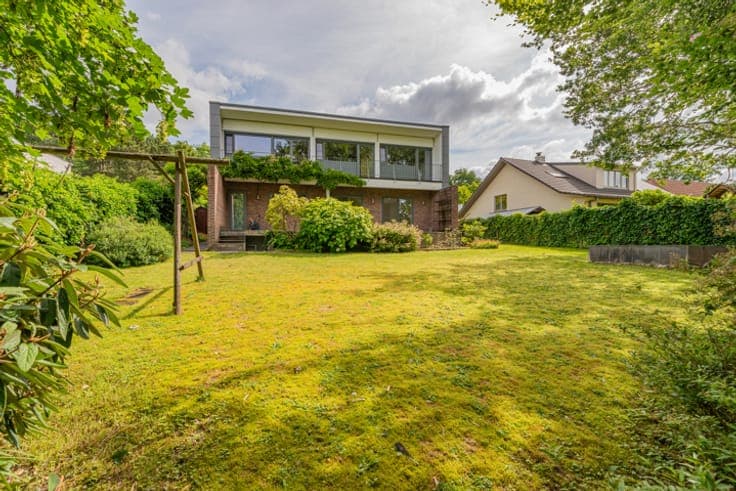 Move-In Ready Villa with Sunny Garden