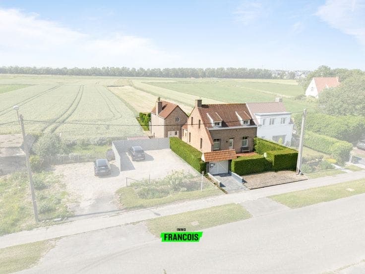 A unique property with a studio, garage and stunning views of the Blankenberg Polders