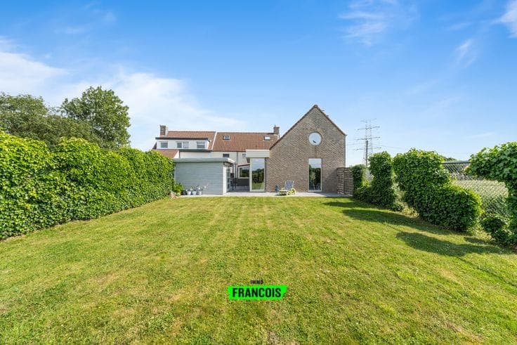 A unique property with a studio, garage and stunning views of the Blankenberg Polders