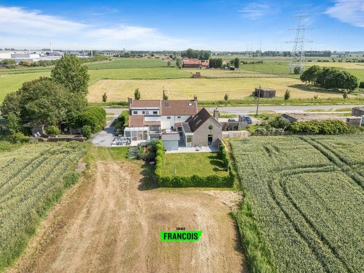 A unique property with a studio, garage and stunning views of the Blankenberg Polders