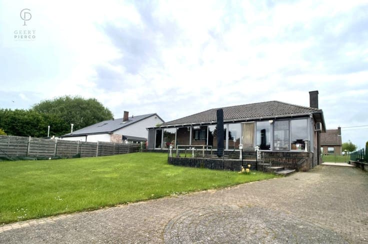 Zeer ruime bungalow gelegen op een uiterst rustig perceel