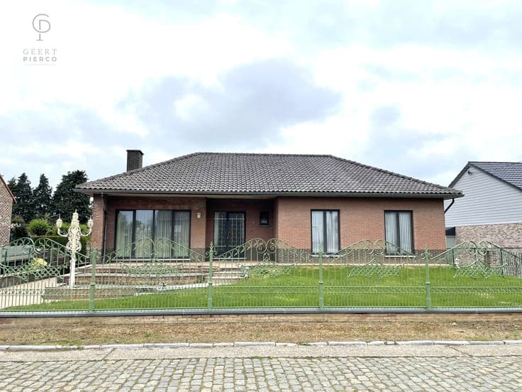 Zeer ruime bungalow gelegen op een uiterst rustig perceel