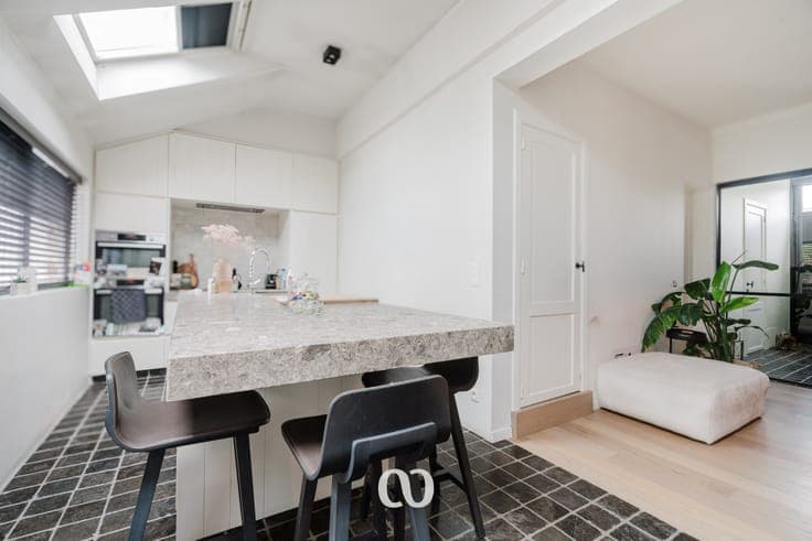 Ready-to-move-in house with garden and outbuilding in the c
